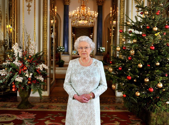 
Bức ảnh này chụp từ dịp lễ năm 2012, nữ hoàng Anh đang đứng trước cửa cung điện với bên cạnh là cây thông được trang trí bằng những quả cầu lấp lánh và giỏ hoa rực rỡ tô điểm cho căn phòng thêm bừng sáng.
