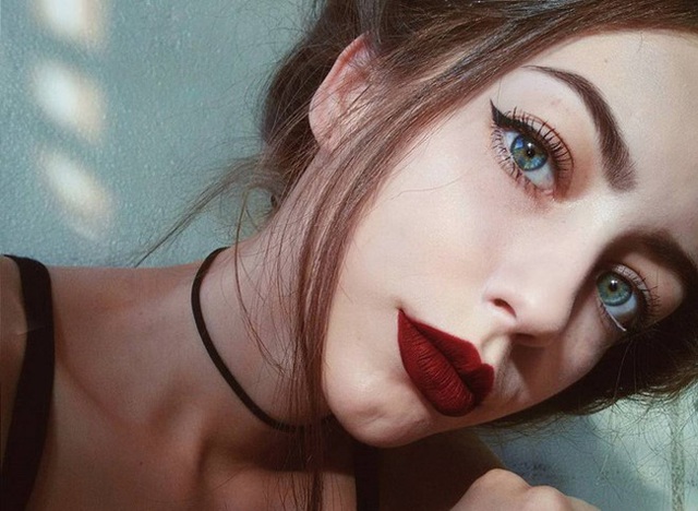 
Điểm nhấn tr&ecirc;n gương mặt của c&ocirc; g&aacute;i ở xứ sở của vũ điệu Samba l&agrave; đ&ocirc;i mắt xanh cuốn h&uacute;t.
