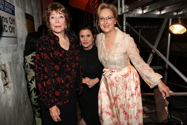 
Carrie Fisher bên cạnh Shirley MacLaine và Meryl Streep, những người tham gia bộ phim chuyển thể từ cuốn Postcards from the Edge (1990) của bà. Ảnh: Outnow.
