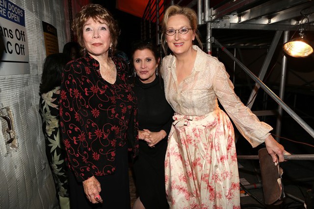 
Carrie Fisher b&ecirc;n cạnh Shirley MacLaine v&agrave; Meryl Streep, những người tham gia bộ phim chuyển thể từ cuốn Postcards from the Edge (1990) của b&agrave;. Ảnh: Outnow.
