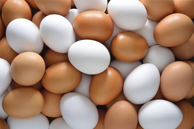 Khi lựa chọn trứng gà, ta nên chỉ nhìn màu sắc mà còn cần cầm lên và lắc nhẹ để xem xét độ chắc của trứng. (Ảnh minh họa).