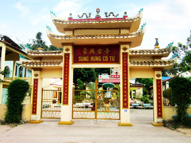 Traveloka.com khuyên bạn nên đến ngôi chùa lâu đời nhất này tại Phú Quốc.