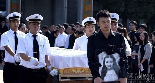 Nữ diễn viên 22 tuổi được an táng sau 3 ngày bị sát hại. Ảnh: 163.