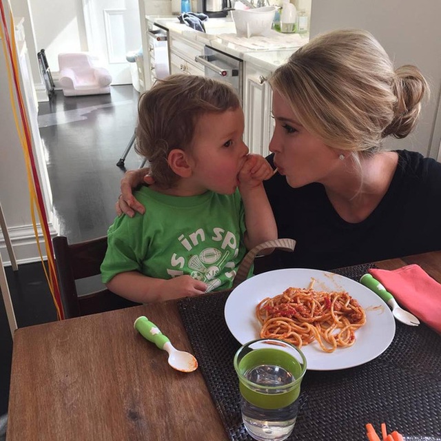 
Ivanka chia sẻ vào mỗi dịp sinh nhật của con, cô thường làm món mì spaghetti và cùng ăn với nhau.
