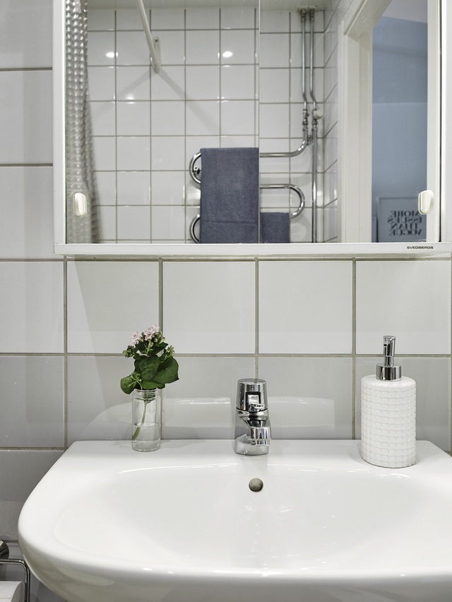 Sáng trắng tinh cũng giúp căn phòng tắm bớt đi vẻ chật chội bằng sự thanh mát, thoáng đãng.