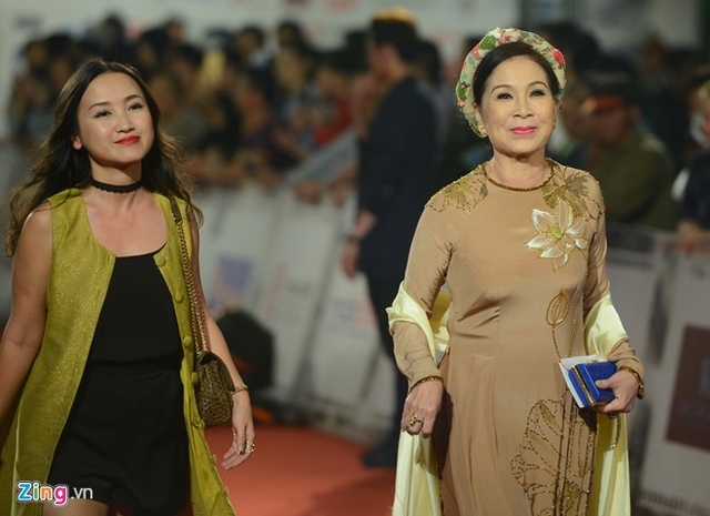 NSƯT Kim Xuân nền nã trong trang phục áo dài truyền thống. 