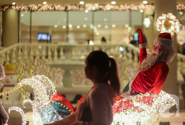 
&Ocirc;ng gi&agrave; Noel vẫy gọi. H&igrave;nh ảnh tại một kh&aacute;ch sạn ở quận 1.
