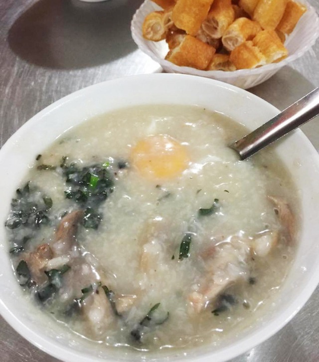 
 

Thịt g&agrave; cũng chọn loại g&agrave; ta ngon, luộc vừa ch&iacute;n tới rồi x&eacute; ra. Mỗi b&aacute;t ch&aacute;o được rắc ch&uacute;t h&agrave;nh, t&iacute;a t&ocirc; ở đ&aacute;y b&aacute;t, thịt g&agrave; vừa ăn rồi m&uacute;c ch&aacute;o n&oacute;ng hổi l&ecirc;n tr&ecirc;n, thực kh&aacute;ch chỉ việc th&ecirc;m ti&ecirc;u ớt vừa vị rồi trộn đều thưởng thức. Từng nguy&ecirc;n liệu tuy đơn sơ v&agrave; được chế biến đơn giản nhưng khi h&ograve;a quyện lại tạo th&agrave;nh m&oacute;n ch&aacute;o ngon ho&agrave;n hảo. Ngo&agrave;i ch&aacute;o ở đ&acirc;y c&ograve;n b&aacute;n th&ecirc;m ch&acirc;n g&agrave; luộc, miến g&agrave;... cũng rất ngon.

Theo aFamily/Tr&iacute; thức trẻ
