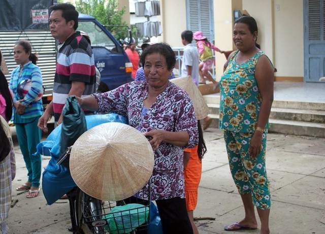 
Bà Thạch Thị Sa Mươn (61 tuổi) nhận 2 phần quà
