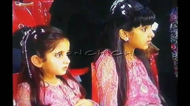 
Công chúa nhỏ (bên trái) chụp ảnh cùng chị gái, Công chúa Salama.
