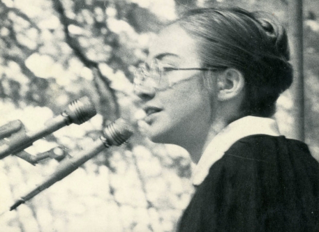 
Hillary Rodham phát biểu trong lễ trao bằng tại Đại học Wellesley năm 1969 (ảnh: Wellesley College Archives).
