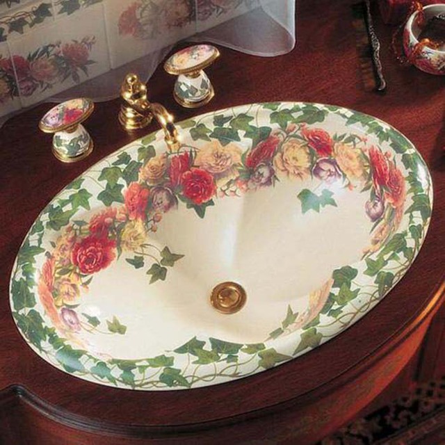 Nếu muốn phòng tắm mang phong cách cổ điển, bạn có thể kết hợp bồn rửa mặt họa tiết hoa với bệ bồn rửa làm bằng gỗ hoặc gạch màu tối không bóng.