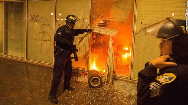 
Tại Oakland, khoảng 1.000 người đã đập vỡ cửa kính của các cửa hàng, vẽ lên các bức tường, ném chai lọ vào cảnh sát. 11 người bị bắt ở Oakland.
