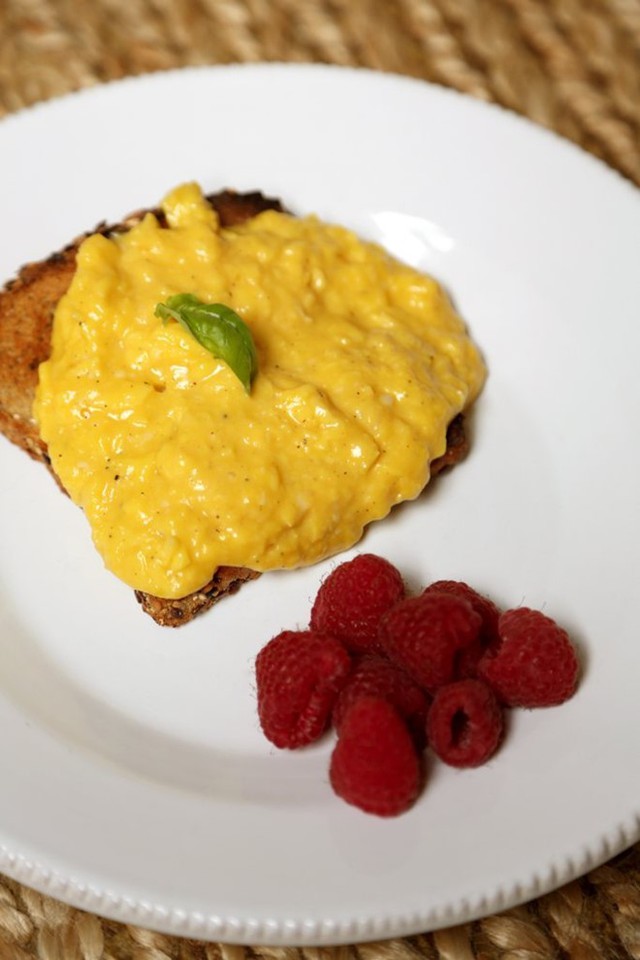 Trứng b&aacute;c: B&aacute;c trứng tr&ecirc;n chảo n&oacute;ng thường sẽ l&agrave;m trứng kh&ocirc; v&agrave; dai. C&aacute;ch tốt nhất l&agrave; nấu chậm với lửa nhỏ để trứng c&oacute; độ mềm mượt.