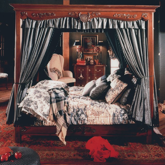 Phòng ngủ được bố trí theo phong cách Địa Trung Hải, kết hợp với thảm trải sàn phong cách Trung Hoa, tạo nên sự hòa điệu, mềm mại và huyền bí.