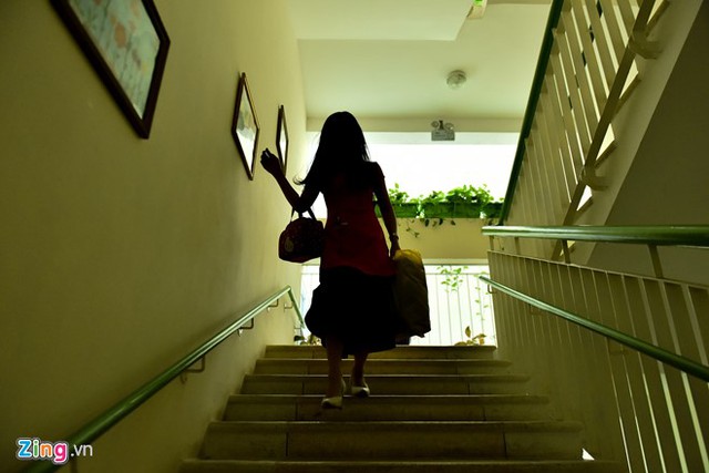 &ldquo;L&agrave;m giảng vi&ecirc;n l&agrave; ước mơ của t&ocirc;i từ thời sinh vi&ecirc;n, nhưng nghề n&agrave;y kh&ocirc;ng h&agrave;o nho&aacute;ng như ng&agrave;y xưa thường mơ mộng. T&ocirc;i thường &iacute;t tiết dạy, lương kh&ocirc;ng cao n&ecirc;n chạy s&ocirc; l&agrave; c&aacute;ch duy nhất để một giảng vi&ecirc;n ngoại tỉnh c&oacute; thể duy tr&igrave; cuộc sống&rdquo;, c&ocirc; n&oacute;i.