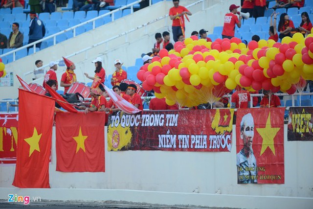 Bầu kh&ocirc;ng kh&iacute; trước trận b&aacute;n kết lượt về AFF Cup 2016 c&agrave;ng trở n&ecirc;n n&oacute;ng hơn. Một nh&oacute;m cổ động vi&ecirc;n thậm ch&iacute; đ&atilde; đốt ph&aacute;o s&aacute;ng khi