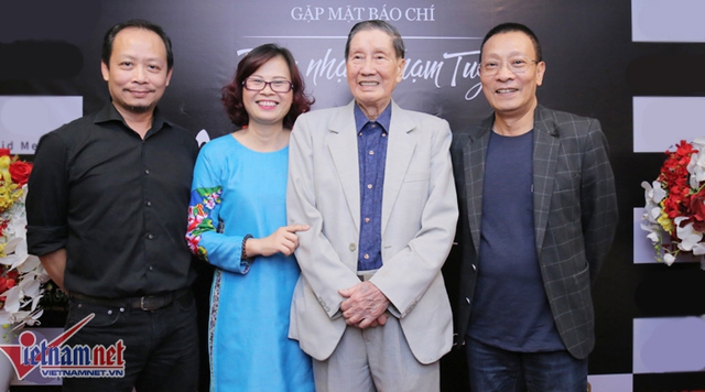 Từ trái sang: Đạo diễn Phạm Hoàng Nam, con gái nhạc sĩ Phạm Tuyên, nhạc sĩ Phạm Tuyên và MC Lại Văn Sâm.