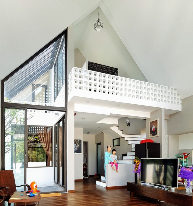 Kh&ocirc;ng gian tầng trệt ấm c&uacute;ng.