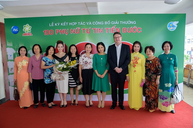 Bản th&acirc;n Mỹ Linh cũng l&agrave; một người phụ nữ lu&ocirc;n tự tin tiến bước. C&ocirc; vừa l&agrave; mẹ 3 con, vừa chung tay với chồng &ndash; nhạc sĩ Anh Qu&acirc;n vun v&eacute;n hạnh ph&uacute;c gia đ&igrave;nh vừa l&agrave; một ca sĩ với sự nghiệp &acirc;m nhạc đ&aacute;ng ngưỡng mộ. &ldquo;Cuộc sống hiện đại, người phụ nữ g&aacute;nh tr&ecirc;n vai tr&aacute;ch nhiệm l&agrave;m mẹ trong gia đ&igrave;nh v&agrave; hạt nh&acirc;n của x&atilde; hội. Họ phải nỗ lực kh&ocirc;ng ngừng, lu&ocirc;n cố gắng v&agrave; phấn đấu để ph&aacute;t triển bản th&acirc;n, t&igrave;m kiếm v&agrave; x&acirc;y dựng hạnh ph&uacute;c cho bản th&acirc;n, gia đ&igrave;nh v&agrave; cống hiến cho x&atilde; hội&rdquo;.