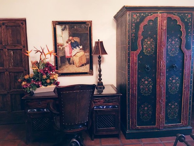 Một góc trong phòng nghỉ. Tủ, bàn và cửa đến bức tranh treo tường cũng cổ kính.