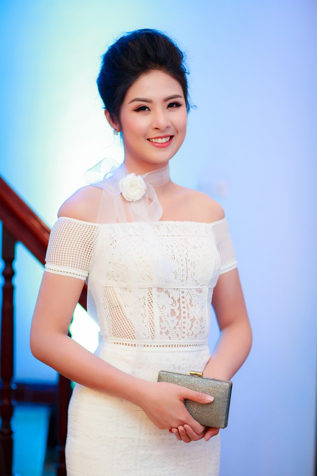
Ngọc H&acirc;n t&acirc;m sự: Ở thời điểm đăng quang, t&ocirc;i kh&ocirc;ng biết vương miện Hoa hậu gi&uacute;p được g&igrave; cho bản th&acirc;n về sau m&agrave; chỉ biết tới cảm gi&aacute;c cho&aacute;ng ngợp, l&acirc;ng l&acirc;ng chiến thắng. Nhưng qua 6 năm l&agrave;m Hoa hậu, t&ocirc;i ho&agrave;n to&agrave;n nhận ra vương miện l&agrave; điều qu&aacute; tuyệt vời.
