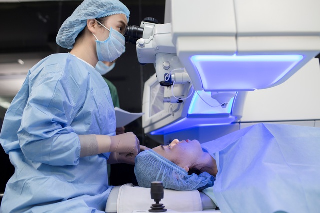 Phẫu thuật điều trị tật kh&uacute;c xạ nhanh ch&oacute;ng, an to&agrave;n, thị lực được phục hồi ngay sau phẫu thuật.