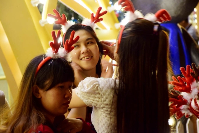
Các bạn trẻ Sài Gòn xuống phố chơi Noel. Ảnh: Đinh Tuấn
