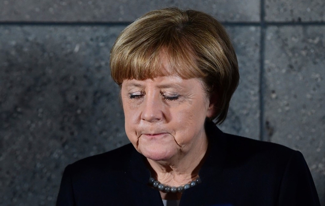 
Vẻ mặt của Thủ tướng Đức Angela Merkel khi ph&aacute;t biểu tại Văn ph&ograve;ng Cảnh s&aacute;t H&igrave;nh sự Li&ecirc;n bang Đức sau khi được th&ocirc;ng b&aacute;o về cuộc truy l&ugrave;ng nghi phạm cuộc tấn c&ocirc;ng v&agrave;o Berlin. Ảnh: Getty.
