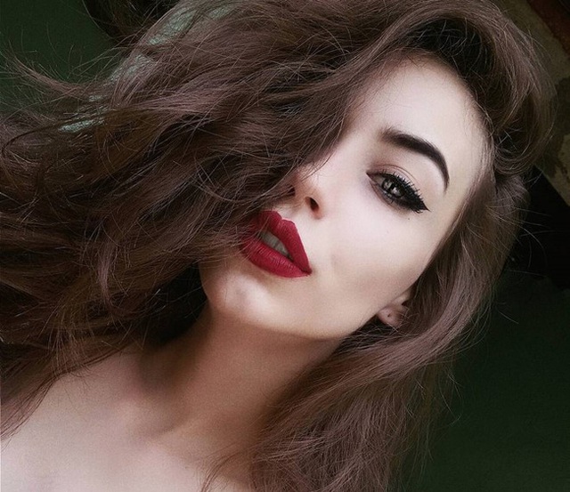 
Oliveira trung th&agrave;nh với lối trang điểm sắc sảo. C&ocirc; đặc biệt y&ecirc;u th&iacute;ch m&agrave;u son đỏ quyến rũ, gợi cảm.
