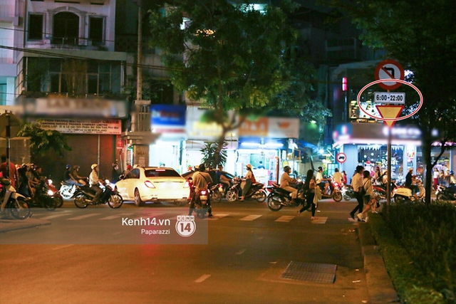 
Và khi đến góc đường Nguyễn Du - Cách Mạng Tháng Tám, Trấn Thành đã chạy xe ngược chiều trên đoạn đường này bất chấp phía trước có biển báo hiệu giao thông.

