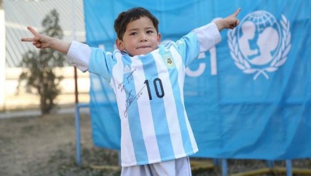 
Nam cầu thủ Messi đã biến ước mơ của cậu bé Afghanistan thành hiện thực khi quyết định gửi tặng em chiếc áo số 10, kèm chữ ký từ anh.
