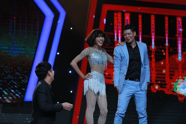 
Kết thúc phần thi, Bình Minh không kìm chế được sự phấn khích liền lên sân khấu nhảy cùng Dương Thanh Vàng.
