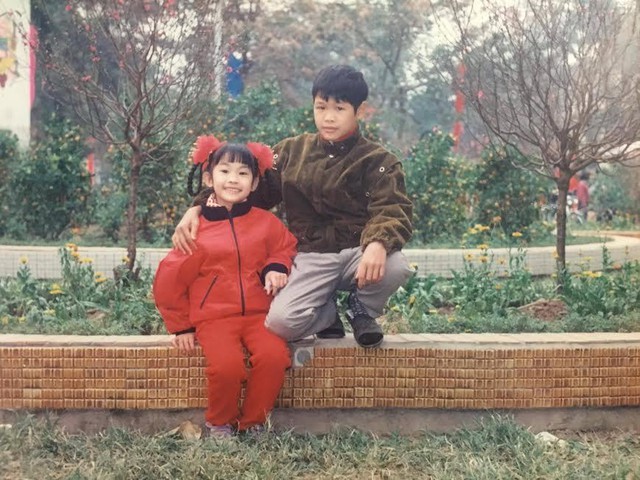 
 Thùy Linh lúc 8 tuổi (vẫn chiếc áo phao đỏ “thần thánh”) chụp cùng anh trai.
