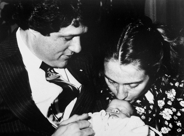 
Chelsea Clinton, người con duy nhất của cặp đôi nhà Clinton chào đời ngày 27/2/1980 tại thành phố Little Rock, bang Arkansas.

