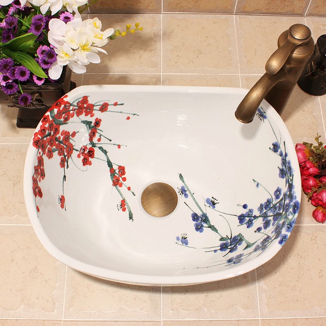 Nếu vẫn yêu thích những họa tiết hoa đào, hoa mai thì bạn có thể lựa chọn bồn rửa này. Gam màu trắng của bồn rửa giúp cho họa tiết trở nên vô cùng nổi bật, mà lại vẫn phù hợp với không gian phòng tắm hiện đại.