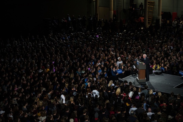 
Hàng nghìn người ủng hộ tập trung ở Đại học Iowa ngày 30/1 để lắng nghe bài phát biểu của thượng nghị sĩ Bernie Sanders, đối thủ nặng ký nhất của bà Clinton trong vòng bầu cử sơ bộ của đảng Dân chủ.
