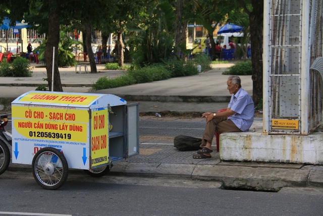 Mỗi ngày ông đi vòng qua nhiều tuyến phố ở Đà Nẵng và cứ đến một địa điểm cố định, ông lại dừng lại khoảng 30 phút để chờ các nhà hảo tâm mang áo quần đến
