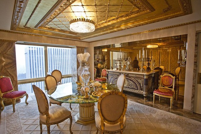 Biệt thự được thiết kế theo phong cách hoàng gia, với toàn bộ bàn ghế được bọc bởi gấm vàng, đỏ. Con trai 10 tuổi của tân tổng thống Mỹ là Barron cũng sở hữu chiếc xe hơi đồ chơi mạ vàng hiệu Mercedes.