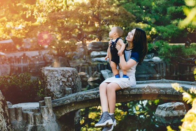 
Cựu hot girl đ&atilde; ho&agrave;n th&agrave;nh c&aacute;c kh&oacute;a học của m&igrave;nh, hiện c&ocirc; đang l&agrave;m c&ocirc;ng việc quản l&yacute; dịch vụ nghệ thuật của Sở th&uacute; Woodland Park.
