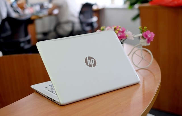 Envy 13 là mẫu laptop tầm trung cận cao cấp bán tốt nhất của HP năm qua. Máy sở hữu thiết kế vỏ nhôm hấp dẫn, cân nặng 1,2 kg, đầy đủ cổng kết nối, cấu hình tốt nhưng giá bán chỉ trong khoảng 20 triệu đồng. 