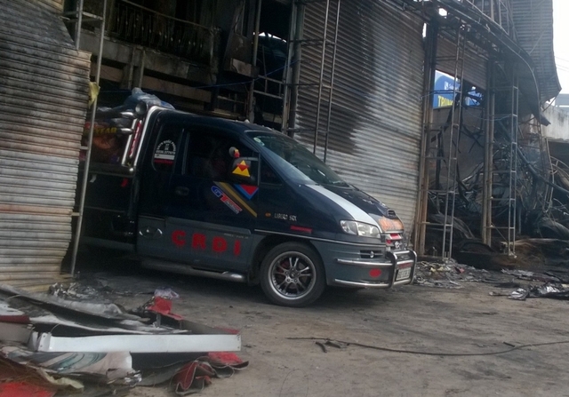 Chiếc xe bán tải mà ông Phong lái đâm sập cửa cuốn cứu vợ conẢNH: TIỂU THIÊN