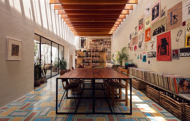 5. Một không gian đầy màu sắc, phòng ăn kết hợp với thư viện là một ý tưởng tuyệt vời, gạch lát sàn có những họa tiết thú vị.