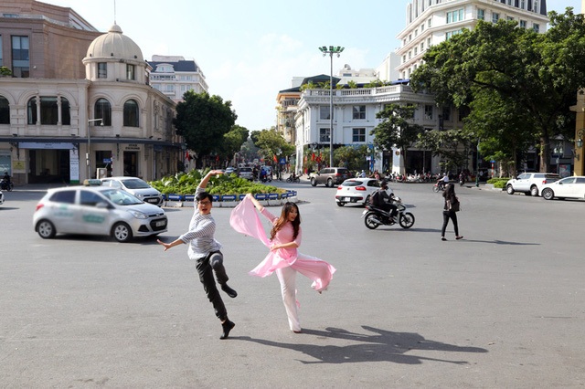 
Cùng với thành viên của CLB Dance sport tạo dáng là những bước nhảy sở trường trong trang phục áo dài

 

 

Theo Dân trí
