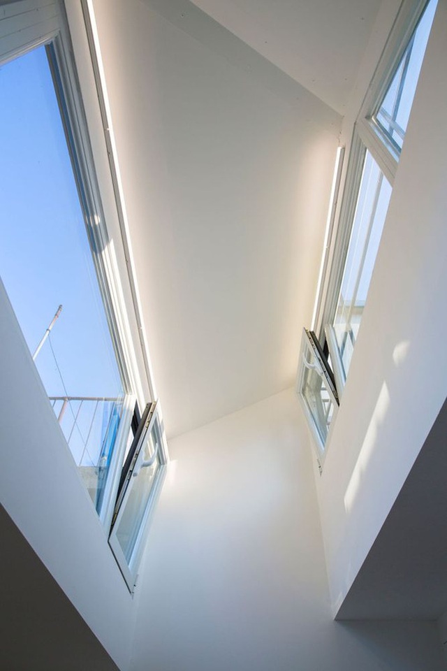 Phần tường sát trần được thay bằng kính để lấy thoáng và sáng cho không gian nhà.