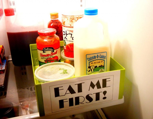 5. Nên nhớ rằng, đặt những thực phẩm có hạn sử dụng ngắn hạn và cần ăn luôn ở vị trí sát tủ lạnh, nơi mà ta mở cửa có thể nhìn thấy luôn. Điều này, giúp bạn tránh bị lãng quên những đồ ăn cần phải xử lý gấp.