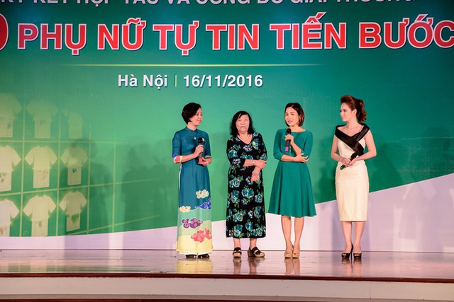 Ca sĩ Mỹ Linh chia sẻ với hơn 300 chị em phụ nữ về vai tr&ograve; v&agrave; tr&aacute;ch nhiệm của người phụ nữ.