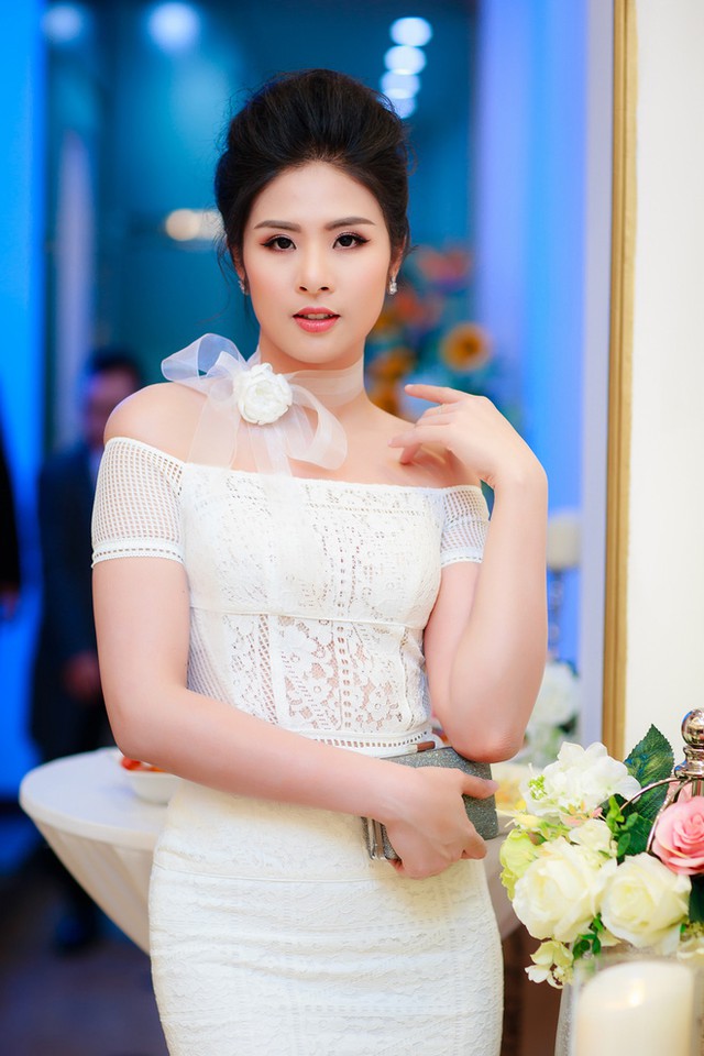 Hoa hậu Ngọc H&acirc;n vai trần gợi cảm trong ng&agrave;y lạnh - Ảnh 4.