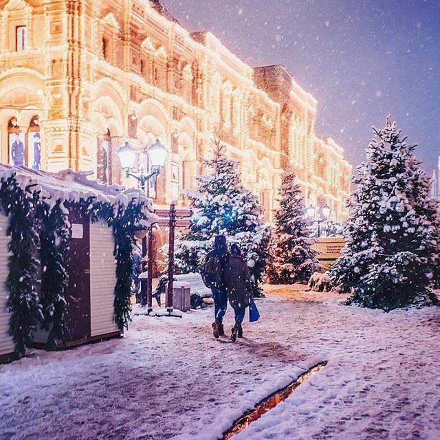 
Một cặp tình nhân bước trên con đường phủ đầy tuyết ở Moscow.
