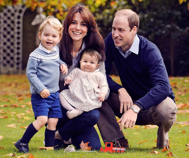 
Hình ảnh gia đình của Hoàng tử William và công nương Kate được đăng tải vào dịp Giáng sinh năm 2015.
